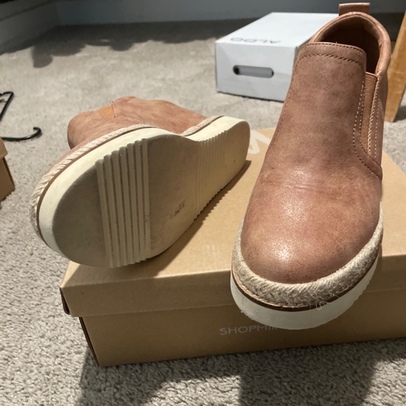 Shoes - Picture 5 of 8